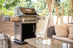 Napoleon Rogue SE 425 Gasgrill, Schwarz Mit Gussrosten - Hero Modell 2023 Inkl. Drehspieß - SMART Deal Inkl. Grillfürst Grill Control 39 Napoleon Rogue SE 425 Gasgrill, Schwarz Mit Gussrosten - Hero Modell 2023 Inkl. Drehspieß - SMART Deal Inkl. Grillfürst Grill Control -Angebote Grillgarten Store Napoleon Gasgrill Rogue SE 425 Lifestyle Terasse 1