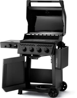 Napoleon Phantom Freestyle 425 Gasgrill, Mattschwarz - Mit Sizzle Zone Und Tür - Modell 2023 -Angebote Grillgarten Store Napoleon Phantom Freestyle F425DSIBPK PHM Prod Open Ang