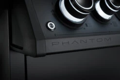 Napoleon Phantom Rogue SE 425 Gasgrill, Mattschwarz Mit Sizzle Zone Und Heckbrenner - Modell 2023 -Angebote Grillgarten Store Napoleon Phantom Rogue RSE425SIBK 1PHM Detail Badge