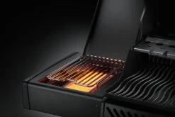 Napoleon Phantom Rogue SE 425 Gasgrill, Mattschwarz Mit Sizzle Zone Und Heckbrenner - Modell 2023 -Angebote Grillgarten Store Napoleon Phantom Rogue RSE425SIBK 1PHM Detail Side Burnr No 16 1671185649