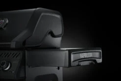 Napoleon Phantom Rogue SE 425 Gasgrill, Mattschwarz Mit Sizzle Zone Und Heckbrenner - Modell 2023 -Angebote Grillgarten Store Napoleon Phantom Rogue RSE425SIBK 1PHM Detail Side Shelf