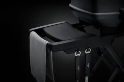 Napoleon Phantom TravelQ PRO285X Kompakt Gasgrill, Mattschwarz - Mit Klappbarem Wagen Inkl. Warmhalterost - Modell 2023 -Angebote Grillgarten Store Napoleon Phantom TravelQ PRO285X Seitenablagen