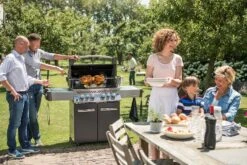 Napoleon Prestige 500 Gasgrill, Charcoal Grau - Mit Safety Glow - X-DEAL Inkl. Grillthermometer, Schneidebrett Und Windschild Für SIZZLE ZONE 36 Napoleon Prestige 500 Gasgrill, Charcoal Grau - Mit Safety Glow - X-DEAL Inkl. Grillthermometer, Schneidebrett Und Windschild Für SIZZLE ZONE -Angebote Grillgarten Store Napoleon Prestige 500 grau p500grey lifestyle 1 1
