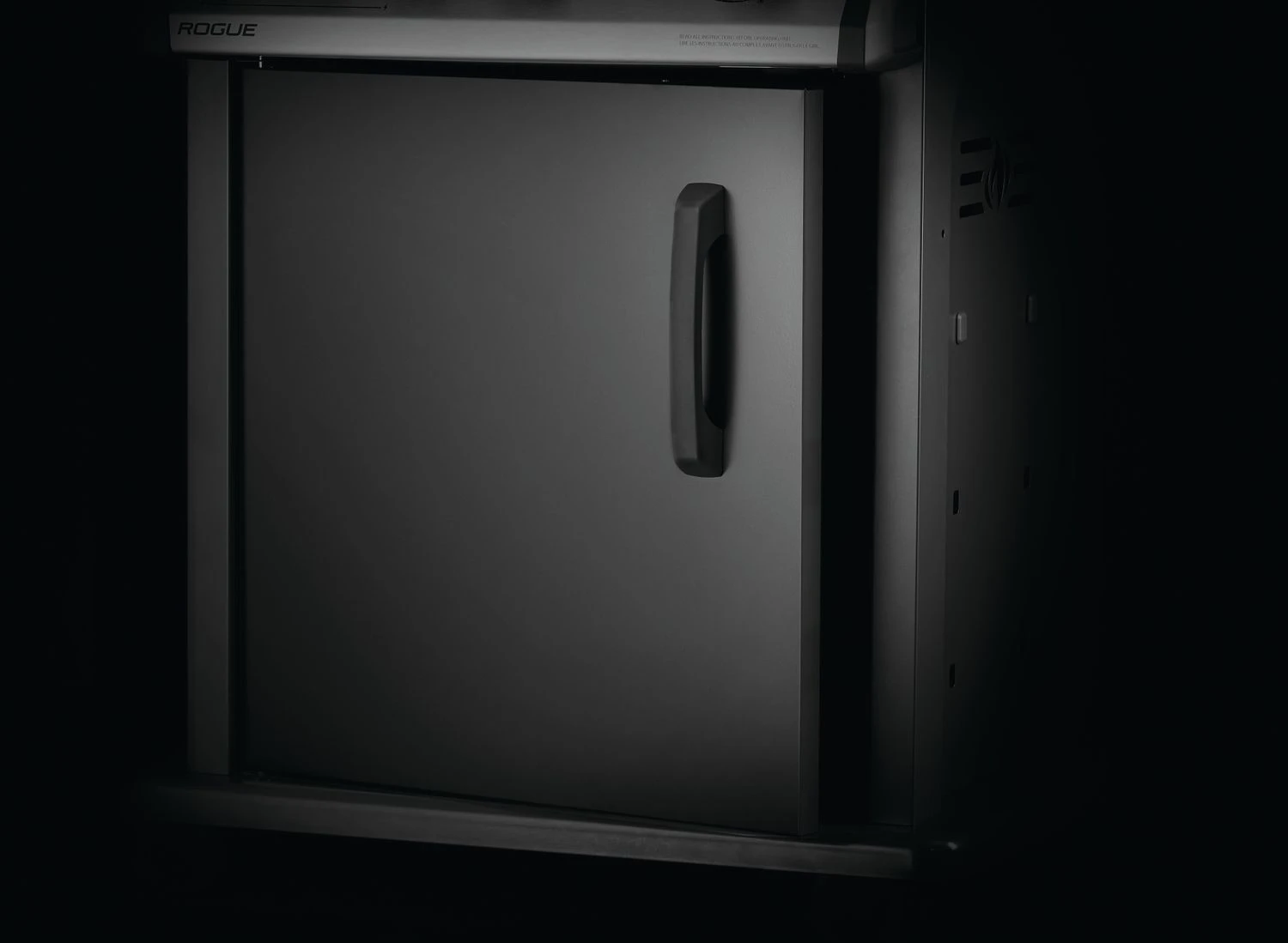 Napoleon Rogue SE 425 Gasgrill, Schwarz Mit Gussrosten, Sizzle Zone Und Heckbrenner - Hero Modell 2023 Inkl. Drehspieß 14 Napoleon Rogue SE 425 Gasgrill, Schwarz Mit Gussrosten, Sizzle Zone Und Heckbrenner - Hero Modell 2023 Inkl. Drehspieß – Bild 14