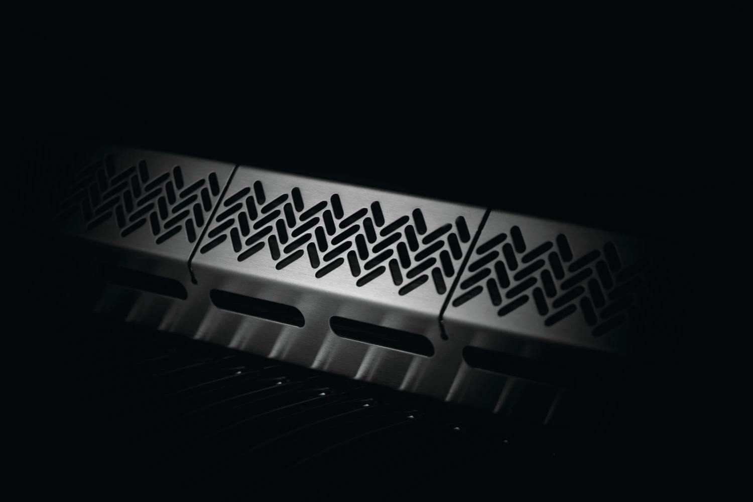 Napoleon Rogue SE 425 Gasgrill, Schwarz Mit Gussrosten, Sizzle Zone Und Heckbrenner - Hero Modell 2023 Inkl. Drehspieß 9 Napoleon Rogue SE 425 Gasgrill, Schwarz Mit Gussrosten, Sizzle Zone Und Heckbrenner - Hero Modell 2023 Inkl. Drehspieß – Bild 9