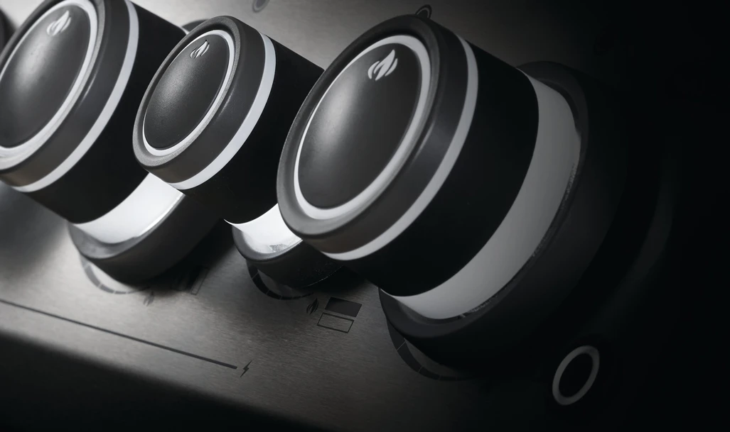 Napoleon Rogue SE 425 Gasgrill, Schwarz Mit Gussrosten, Sizzle Zone Und Heckbrenner - Hero Modell 2023 Inkl. Drehspieß 4 Napoleon Rogue SE 425 Gasgrill, Schwarz Mit Gussrosten, Sizzle Zone Und Heckbrenner - Hero Modell 2023 Inkl. Drehspieß – Bild 4