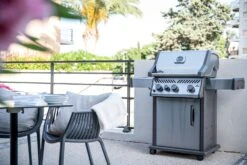 Napoleon Rogue XT 425 Edelstahl Gasgrill Mit Sizzle Zone - Modell 2023 -Angebote Grillgarten Store Napoleon Rogue XT 425 Edelstahl Lifestyle