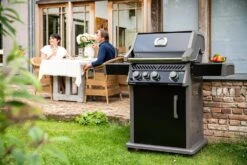 Napoleon Rogue XT 425 Gasgrill - All Black - Mit Sizzle Zone - Modell 2023 25 Napoleon Rogue XT 425 Gasgrill - All Black - Mit Sizzle Zone - Modell 2023 -Angebote Grillgarten Store Napoleon Rogue XT 425 Gasgrill mit Sizzle Zone Lifestyle