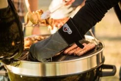 Napoleon Holzkohlegrill Kugelgrill Ø 57cm Mit Gussrost Und Deckelscharnier PRO22K-LEG -Angebote Grillgarten Store Napoleon pro22k leg lifestyle2