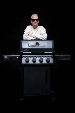 Napoleon Freestyle 425 Gasgrill - Mit Sizzle Zone - Limited Robin Schulz Barbecue Edition - Inkl. Mega Zubehörpaket 23 Napoleon Freestyle 425 Gasgrill - Mit Sizzle Zone - Limited Robin Schulz Barbecue Edition - Inkl. Mega Zubehörpaket -Angebote Grillgarten Store Napoleon und DJ Robin Schulz Freesystel Sonderedition
