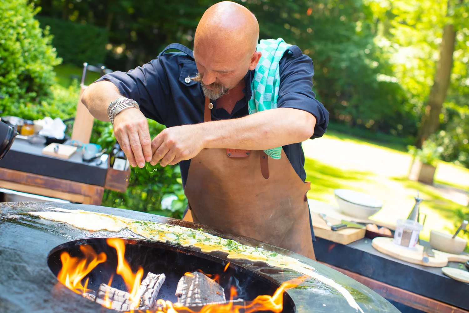 OFYR Feuerplatte Island Corten 85 Teakholz 2 OFYR Feuerplatte Island Corten 85 Teakholz – Bild 2