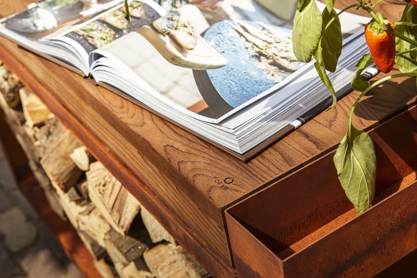 OFYR Feuerplatte Island Corten 85 Teakholz 1 OFYR Feuerplatte Island Corten 85 Teakholz