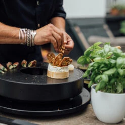 OFYR Tischgrill Tabl'O Mit Gusseisen Grillplatte -Angebote Grillgarten Store Ofyr TablO Tischgrill Vorspeisen zubereiten