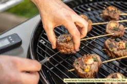 Outdoorchef Gas Kugelgrill Arosa 570 G Evo Black Style - Inkl. Blazing-/Cooking Zone Kit Plus -Angebote Grillgarten Store Outdoorchef Arosa 570 G Evo emaillierter Grillrost