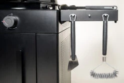 Outdoorchef Gas Kugelgrill Arosa 570 G Evo Black Style - Inkl. Blazing-/Cooking Zone Kit Plus -Angebote Grillgarten Store Outdoorchef Arosa Gas Kugelgrill 570G EVO Black Style Seitenablage