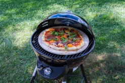 Outdoorchef Gas Kugelgrill Chelsea 420 G Pizzaofen - Pizza Chef Inkl. Grillfürst Pizzastein, Pizzaheber Und Pizzaschneider -Angebote Grillgarten Store Outdoorchef Chelsea 420 G Gas Kugelgrill Pizzaofen