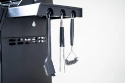 Outdoorchef Dualchef 425 G BZ Gasgrill Mit Blazing Zone Infrarotbrenner + DGS Gusseisen Grillrost 2 Stk.+ DGS Gemüse Grillrost 2 Stk. -Angebote Grillgarten Store Outdoorchef Dualchef 425G BZ Detail Besteckhalter