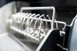 Outdoorchef Dualchef 425 G BZ Gasgrill Mit Blazing Zone Infrarotbrenner + DGS Gusseisen Grillrost 2 Stk.+ DGS Gemüse Grillrost 2 Stk. -Angebote Grillgarten Store Outdoorchef Dualchef 425G BZ Detail Heat Diffuser