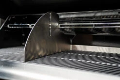 Outdoorchef Dualchef 425 G BZ Gasgrill Mit Blazing Zone Infrarotbrenner + DGS Gusseisen Grillrost 2 Stk.+ DGS Gemüse Grillrost 2 Stk. -Angebote Grillgarten Store Outdoorchef Dualchef 425G BZ Detail Zone Divider