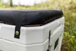 Petromax Kühlbox 25 Liter Alpenweiß - Grillfürst DEAL Inkl. Sitzkissen, Haft-Unterlage Und Einsatzkorb -Angebote Grillgarten Store Petromax KX25 Kuehlbox Haftunterlage Sitzkissen