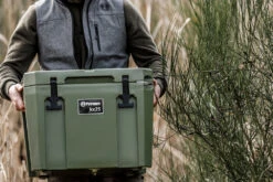 Petromax Kühlbox 25 Liter Oliv - Inkl. Sitzkissen, Haft-Unterlage Und Einsatzkorb 17 Petromax Kühlbox 25 Liter Oliv - Inkl. Sitzkissen, Haft-Unterlage Und Einsatzkorb -Angebote Grillgarten Store Petromax Kuehlbox kx25 oliv anwendung