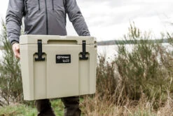 Petromax Kühlbox 25 Liter Sand - Inkl. Sitzkissen, Haft-Unterlage Und Einsatzkorb -Angebote Grillgarten Store Petromax Kuehlbox kx25 sand anwendung