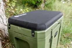 Petromax Kühlbox 50 Liter Oliv - Inkl. Sitzkissen, Haft-Unterlage Und Einsatzkorb -Angebote Grillgarten Store Petromax Kuehlbox olive Sitzkissen kx50