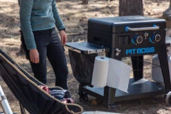 Pit Boss Plancha Grill Ultimate Plancha 2-Brenner - Mit Untergestell -Angebote Grillgarten Store Pit Boss Planchagrill 2 Brenner Seitenablage Kuechenrollenhalter