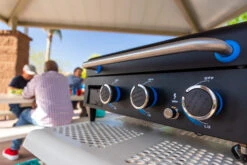 Pit Boss Plancha Grill Ultimate Plancha 3-Brenner - Mit Untergestell 25 Pit Boss Plancha Grill Ultimate Plancha 3-Brenner - Mit Untergestell -Angebote Grillgarten Store Pit Boss Planchagrill 3 Brenner Temperaturregler