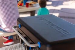 Pit Boss Plancha Grill Ultimate Plancha 3-Brenner - Mit Untergestell 30 Pit Boss Plancha Grill Ultimate Plancha 3-Brenner - Mit Untergestell -Angebote Grillgarten Store Pit Boss Ultimate Plancha 3 Brenner Deckelgriff