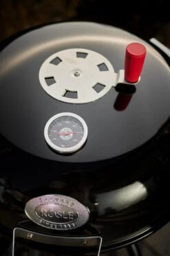 Rösle Holzkohlegrill Kugelgrill No.1 F50 Sport - FC Bayern Edition -Angebote Grillgarten Store Roesle FC Bayern Deckelthermometer Logo