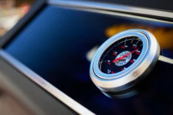 Rösle Videro G3-S VARIO+ Schwarz Gasgrill - FC Bayern Edition - Inkl. FC Bayern Abdeckhaube, Barbecue Grillzange Und Burgerpresse -Angebote Grillgarten Store Roesle FC Bayern Gasgrill Logo Deckelthermometer