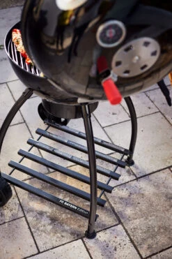 Rösle Holzkohlegrill Kugelgrill No.1 F50 Sport - FC Bayern Edition - Inkl. FC Bayern Abdeckhaube -Angebote Grillgarten Store Roesle FC Bayern Kugelgrill Schriftzug Untergestell 1