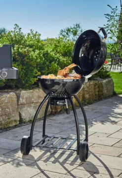 Rösle Holzkohlegrill Kugelgrill No.1 F50 Sport - FC Bayern Edition -Angebote Grillgarten Store Roesle FC Bayern Muenchen Grill Holzkohle Kugelgrill