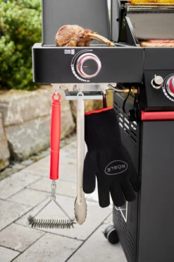 Rösle Videro G2-S VARIO+ Schwarz Gasgrill - FC Bayern Edition 31 Rösle Videro G2-S VARIO+ Schwarz Gasgrill - FC Bayern Edition -Angebote Grillgarten Store Roesle FC Bayern Videro Grill Prime Zone Besteckhaken