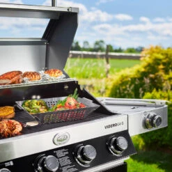 Rösle Gasgrill Videro G4-S VARIO+ Schwarz - Modell 2023 - X-DEAL Inkl. Abdeckhaube, Grillplatte Und Drehspieß -Angebote Grillgarten Store Roesle Gasgrill Videro G4 S Mood Grillflaeche 2