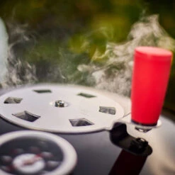 Rösle Holzkohlegrill Kugelgrill No.1 F50 Sport - FC Bayern Edition -Angebote Grillgarten Store Roesle Holzkohle Kugelgrill Sport F50 FC Bayern Detail