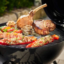 Rösle Holzkohlegrill Kugelgrill No.1 F50 Sport - FC Bayern Edition -Angebote Grillgarten Store Roesle Holzkohle Kugelgrill Sport F50 FC Bayern Grillgut