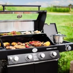 Rösle Gasgrill Videro G4-S Vario+ Nero Schwarz - Modell 2023 - X-DEAL Inkl. Abdeckhaube, Grillplatte Und Drehspieß -Angebote Grillgarten Store Roesle Videro G4 S Vario NERO matt schwarz Grillflaeche