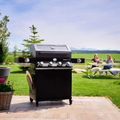 Rösle Gasgrill Videro G4-S Vario+ Nero Schwarz - Modell 2023 - X-DEAL Inkl. Abdeckhaube, Grillplatte Und Drehspieß -Angebote Grillgarten Store Roesle Videro G4 S Vario NERO matt schwarz Vario Halter