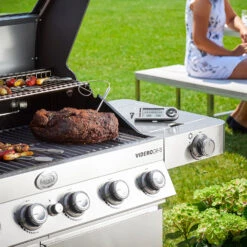 Rösle Gasgrill Videro G6-S VARIO+ - Limited Edition Modell 2023 - SMART Deal Inkl. Grillfürst Grill Control + Abdeckhaube Und Grillplatte -Angebote Grillgarten Store Roesle Videro G6 S Edelstahl Gasgrill Station Mood