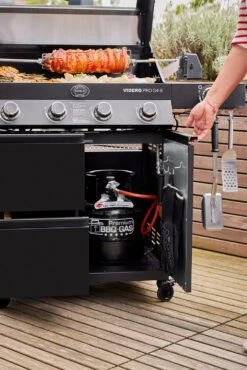 Rösle Gasgrill Videro Pro G4-S Vario+ Mattschwarz - Modell 2023 -Angebote Grillgarten Store RoesleVidero Pro G4 S Detail Gasflasche Unterschrank