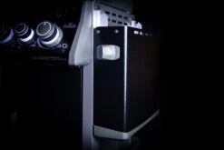 Napoleon Rogue SE 525 Gasgrill - All-black - Mit Sizzle Zone Und Heckbrenner - Grillfürst Edition Inkl. Grill Control Und Zubehörpaket - Smart Deal - Modell 2022 -Angebote Grillgarten Store Seitenablage abgeklappt all black 1