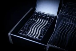 Napoleon Rogue SE 525 Gasgrill - All-black - Mit Edelstahlrosten, Sizzle Zone Und Heckbrenner - Grillfürst Edition Inkl. Abdeckhaube Im Karton - Modell 2022 -Angebote Grillgarten Store Sizzle Zone All Black