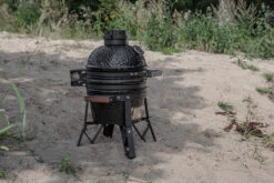 The Bastard Keramikgrill Classic Small - Schwarz Glänzend - Modell 2023 -Angebote Grillgarten Store The Bastard Classic Small Kamado Grill Strand