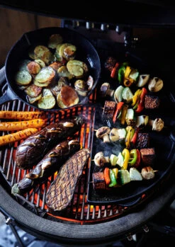 The Bastard Keramikgrill Urban Medium - Complete - Schwarz Matt - Modell 2023 -Angebote Grillgarten Store The Bastard Medium Grillflaeche Pfanne