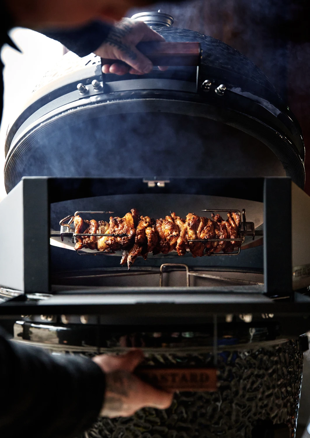 The Bastard Rotisserie & Pizza Set Large Inkl. Drehspieß Und Pizzastein 5 The Bastard Rotisserie & Pizza Set Large Inkl. Drehspieß Und Pizzastein – Bild 5