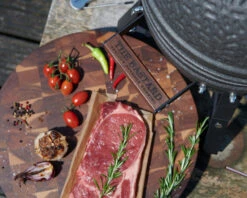 The Bastard Keramikgrill Urban Small - Schwarz Matt - Modell 2023 22 The Bastard Keramikgrill Urban Small - Schwarz Matt - Modell 2023 -Angebote Grillgarten Store The Bastard Urban Small Keramikgrill Deckelgriff