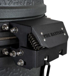 The Bastard Keramikgrill VX Medium - Complete - Schwarz Matt - Modell 2023 -Angebote Grillgarten Store The Bastard VX Medium Detail Deckelschanier