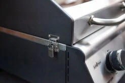 Grillfürst G201E 2-Brenner Gasgrill Portabel V2 - Campinggrill / Balkongrill 50mbar - Inkl. Untergestell -Angebote Grillgarten Store grillfuerst g201 verschluss 1